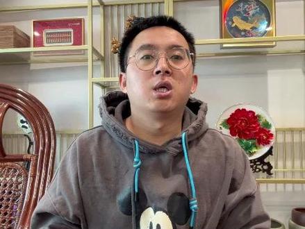 据业内人士反馈,针对这类标注“送货上门”的包裹,若严格按规定完成全套流程——包括电话通知、送货上门、拍照留存签收凭证等,派费仅在原有基础上增加5毛钱。
但反过来,一旦未能按要求将包裹送货上门,且被客户投诉成功,快递方将面临500元的罚款。5毛钱的奖励与500元的罚款,形成1000倍的奖惩落差,这让不少快递人直呼“难以承受”。
关于这件事,您怎么看?