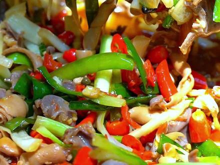 炒肉丝怎么炒最好吃 8c99784ab4333001dace95ec6ceb4d4e~tplv-dy-resize-origshort-autoq-75:330.jpeg?x-expires=1993233600&x-signature=8gqJzZCNxxbusja4pCHkOZuFTLE%3D&from=3213915784&s=PackSourceEnum_AWEME_DETAIL&se=false&sc=cover&biz_tag=pcweb_cover&l=20230304042013B2650FF642BFD664F600