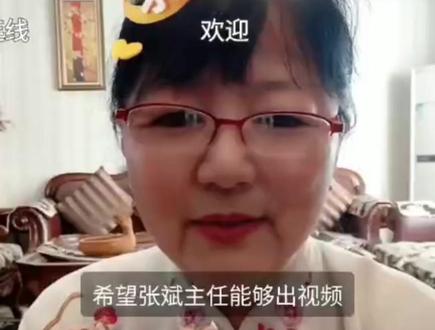 14年!这个“姐妹群”,藏着天津病友的底气 “术后没人管的滋味,我尝过,不想让姐妹再受一遍。”
14年前,保姐姐术后孤苦无依,咬着牙发下这句宏愿。就这样,天津市RuXian癌患者群,在一片茫然里扎下了根。可那时最愁的是——空有热心,没有专业指导。
而10年前,在美国进修的我也发现,国外的癌症患者都有“全程管理”:个案跟进、病友互助、志愿者兜底。反观国内,不少官办组织只流于形式,开会领导讲话,包饺子玩游戏热闹一场,散会后依旧各奔东西,没人真的解决问题。
“我要找个干实事的平台”,抱着这份执念,我在网上翻了又翻,终于点开了那个不起眼的群聊。
一个缺专业,一个找阵地,这场双向奔赴,一牵手就是14年。
我们没照搬国外经验,而是对着姐妹们的千头万绪一点点磨——“化疗后吃不下饭”,营养组立刻出食谱,精准到杂粮粥放几种豆;“术后胳膊抬不高”,保姐姐每天带练八段锦,动作分解到每个呼吸;“复查报告有异常”,志愿者秒在线,用大白话讲清每一项指标。
没有领导,没有报酬,几百个志愿者守着5个群,每天要回几千条消息。从药物副作用应对,到随访时间提醒,再到深夜里的情绪安抚,这里的答案从来都不是空洞的理论,而是能直接落地的“家庭实操指南”。
群里的人来来往往:有人刚刚发现哭着进来,康复后笑着当起志愿者;有人完成治疗退群,逢年过节总记得回来报声平安;还有姐妹正在闯关,每天追着打卡锻炼、分享三餐。
没人想过这个“草台班子”能坚持14年。可看着曾经绝望的姐妹重新拿起锅铲,看着术后不敢穿短袖的姑娘穿上了连衣裙,就知道这份坚持有多值。
我们不盼别的,就想陪着这群可爱的姐妹,从14年走到24年、34年、44年……
愿每个抗癌路上的姑娘都知道,你从来都不是一个人在战斗✨
#乳腺癌 #乳癌 #天津肿瘤医院 #乳腺癌康复