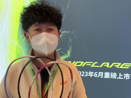 #尤尼克斯 新款羽毛球拍,你怎么评价呢?#羽毛球拍 #羽毛球装备