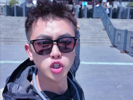 五一爬泰山 前期准备
证件:身份证必带,购票和检票都要用。
衣物:根据季节选择合适的衣服,山上温度低,即使夏天也最好带件厚外套,要是看日出,租军大衣也是不错的选择。
装备:舒适的运动鞋、登山杖(体力不好的宝子必备)、充电宝、少量现金(以防万一)、水杯(山上有卖水的,但自己带更方便)、零食(补充能量)。
登山路线
红门路线:经典的徒步路线,全程约4-6小时,能充分领略泰山的自然风光和人文景观,从红门出发,经万仙楼、斗母宫、中天门、十八盘,最后到达南天门。
天外村路线:先坐观光车到中天门,然后可以选择徒步或者坐缆车到南天门,徒步全程大概2.5-3.5小时。
*注意事项
购票:可以在“泰山景区”公众号提前购票,避免现场排队。
登山时间:如果想看日出,建议晚上9点左右开始登山,到达山顶休息会刚好能赶上日出。
日出观赏点:玉皇顶、日观峰都是绝佳的观赏点,但要提前占位哦。
下山:体力允许的话可以徒步下山,沿途欣赏风景,要是太累就坐缆车或者观光车吧。缆车100/人到中天门,中天门大巴40/人到天外村。#泰山攻略#五一假期去哪玩 #泰山 #旅游vlog