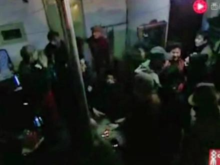 天津老南市改造时的视频影像,是今晚报记者张建老师和多位好心人拍摄录制的。他们的辛苦录制为我们提供了非常珍贵的历史影像,这个视频反映了当时老南市的市井生活。我们应该感谢他们的辛苦付出,为我们留下了的珍贵的资料。#一代人的经典回忆 #希望我的作品给您带来最美的回忆与快乐 #老视频里的旧时光 #