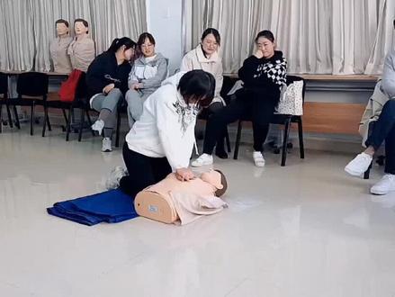 #急救技能 #心肺复苏 考试时,心里还是很紧张的,老师夸我做的可以哦。就是呼救时没有表明身份(我是红十字救护员)