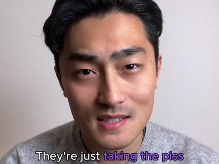 一分钟get到地道英语表达! Ed Sheeran 在街上跟 @doseofsociety 做的访谈!
在访谈中,Ed 用到了 taking the piss 这个说法。这在英国和澳洲很常用,意思就是 “开玩笑”
比如:
He’s just taking the piss!
它只不过就是在开玩笑呢!
They took the piss out of me…
她们当时喜欢开我玩笑。。。
——————————————————————
👀 你每天都在看英语内容,但没你说起话来还是一口哑巴英语?
如果你处于中级(以上)水平,那就快来加入我们500+语言学习者的社区,参加每周免费的中/英语言交换 - 和英语母语者一起练习你的英语吧!
感兴趣就给我私信 “流利”!📩
#english #learnenglish #english4adults #地道英语 #英语 #英语学习 #学习英语 #日常英语 #生活英语 #一起练口语 #实用英语 #英语发音 #美式英语 #双语宝宝 #英语地道表达 #口语练习 #英语口语 #口语