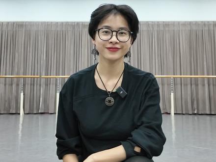 大家翘首以盼的《邯郸学步》编舞教学版来啦,十分钟超长预警,全是干货哦,大家可以收藏练习起来~另外,这也是我首次在平台分享教学视频,口述中有不准确、不清楚的地方 ( 例如动作要求、节奏、左右方位等等),我都仔细标注在字幕当中啦,而介于总体时长,讲述部分有1.2倍速的加快,但带练\跟练部分是原速,有需求的小伙伴可以自行调节哦~
然后这应该是我《邯郸学步》原创编舞系列的最后一更啦,感谢大家一直以来的认可、支持与鼓励呢,后面我还会继续分享更多有关中国传统文化、民族民间文化元素的新编原创作品,然后也会进行现当代舞、流行舞的创作以及翻跳,总之分享的视频内容比较多元啦,大家关注不亏哟嘿嘿~
ps:过两天我还会创建一个新图文,作为我们共同的创作灵感小树洞,如果你们有喜欢的音乐希望我编创呈现,或喜欢的舞种风格想让我复刻体现,更或者是一种情绪、一张照片,只要是您对于生活与生命的思考看见,都可以在图文下分享给我哦,#风杙灵感树洞计划 将作为长期项目存在,而我也会不定期挑选其中的内容进行编舞创作,让我们共同期待吧~
🎶流水(古琴独奏)—曾侯乙编钟与乐队
梅花三弄(古琴独奏)—曾侯乙编钟与乐队
《邯郸学步》原创编舞:汤杙
备注:如有搬运及使用,请标明原创出处#汤杙编舞 及 @汤杙 ,创作不易,愿各位同谋共同维护。
#邯郸学步 #邯郸学步挑战赛 #抖音热门舞蹈计划 @金山🏔️(赵都礼宴主理人) @郭沛志【赵都礼宴总导演,下一个项目见】