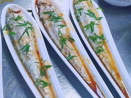 厨师长做了一道清蒸翘嘴,不刮磷,不剖肚,去除鱼骨,手法了得,#清蒸鱼 #白条 #翘嘴鱼 #蒸鱼 #刀鱼