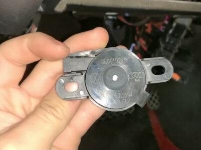 奥迪Q7前后各有一个蜂鸣器,某个蜂鸣器或某个雷达有故障都会造成雷达系统失效。学习的双击!