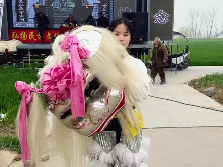 今天的狮子吊孝是已故老人的女儿特点!现场观众泪洒两行!#小白狮哭得特别感动 #小白狮吊孝 #小白狮二十四拜