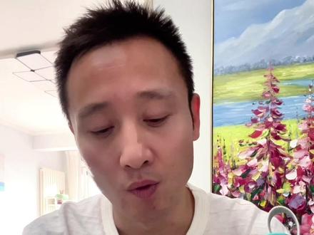 韦德之道12:一双“无辜的好鞋”,为何让人如此反感? 先亮明观点:我个人对这双鞋喜欢不起来。但朋友买了,非要我录一期,那就说说大实话。要是那哥们儿不爱听,我也没办法。这双鞋在网上风很大、现实里却没见几个人穿——韦德之道12首发配色。
客观公平地讲,这鞋本身不差。外观设计我能给到90分,在我这儿~很高了各位!
鞋身轻量化做得也不错,用料质感也极具豪华。科技配置~和性能,发布会早已经讲过了。品牌呢~也请来国内一线球星上脚带货,发售价1399。这一切,都是国产旗舰鞋的~常规操作,挑不出什么大毛病。但是!请注意,我要开始发飙了!
Jordan的鞋贵,玩限量,是因为乔丹的历史地位无与伦比,段位在那儿摆着呢——篮球之神。对吧!科比的鞋贵,是因为曼巴精神的影响力~和他已经逝去的遗憾,这属于不可抗力。真正的科蜜,不会因为溢价而骂骂咧咧,是吧!那是为情怀买单。反观韦德,历史第三分卫,值得尊重。但他的影响力,确实无法与上述两位相比。更何况韦德之道系列诞生于他的生涯后半段,如今已经退役很多年了,品牌光环~本身就在~自然衰减。就这个段位,你凭什么~去学人家搞“限量”啊!一边严格控制货量,制造稀缺假象;一边又让大量头部博主疯狂种草造势。结果呢?我昨天一看,这个配色我的码数已经快冲到3000块了!先不说我肯定不会买,关键是,这种行为~恶心了多少真心喜欢~且想买这双鞋去实战的球友呢?性能是顶级,首发价也能接受,但球鞋~健康溢价的基础,是深厚的品牌沉淀和文化认同。你没达到Jordan、Kobe的高度,却拼命玩这些营销小把戏,请问~谁会真心买账?看看它那场发布会,阵仗大得~都快赶上某些国产新能源汽车了。其实韦德12这价格走势,完全可以参考上一代:当初也是玩控量,价格奇高,然后呢?再看看当时的“名人堂”配色,现在都跌成什么行情了?如果当初在热度最高时,专柜就能同步铺货,何至于落到今天~如此冷淡的市场反应?一个网络热搜都坚持不了几天,何况~你只是一双球鞋?哎,咱就是一普通球鞋消费者,没兴趣深挖品牌背后的宏大战略。但韦德之道目前的这套打法,确实让人极度反感,甚至心生讨厌。你没有那么高的段位,却过度依靠套路~去消磨忠实用户的情感和钱包,最终~绝对不会有好结果。对了,最后还得说句公道话:这双鞋本身是无辜的。 撇开所有这些令人反感的营销,它确实是一双好鞋。#好鞋推荐 #球鞋 #篮球鞋 #球鞋开箱 #韦德之道12 @抖音小助手 @DOU+上热门 @抖音创作小助手