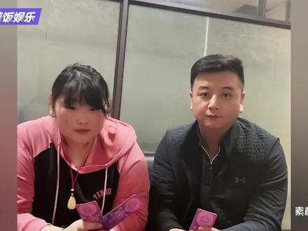 没瘦!朱雪梅重回减肥营为老总庆生好般配,打扮精致戴玉镯显贵气#娱乐评论大赏 #大衣哥女儿 #朱雪梅