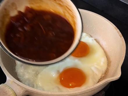 火爆全网的公瑾爆蛋是什么味儿?
酱汁包裹着每一粒米饭,配上流心蛋黄,一口下去超满足~
#公瑾爆蛋 #鸡蛋 #鸡蛋的神仙吃法 #美食教程 #好吃