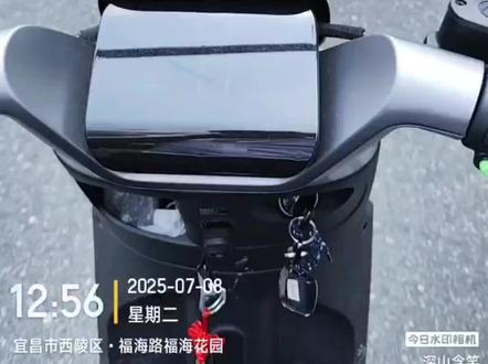 这款#爱玛 #领航官 电动车入手一个月,已骑行666公里,充电9次。目前市面上这款车比较少见,保有量少,裸车价格3899元,作为代步工具还算合适。#骑行体验
不足之处主要有:
- 没有配备USB充电口,使用起来不够方便。
- 缺少日间行车灯。
- 座桶无法遥控开启。
- 动能回收功能体验有争议:平路时松开油门,车辆会自动减速,有拖拽的感觉,需要重新加油才能保持行驶;推车时,速度不超过10码不会进行充电。
- 陡坡缓降时,车速会突然降到15码左右。
不过,这些设计大概率是出于安全考虑才主动减速,慢慢适应后也能接受。既然喜欢,就好好使用,让它发挥作用。#爱玛电动车 #宜昌深山含笑