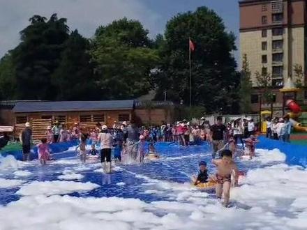 幼儿版泡沫之夏水上乐园主题活动皮划艇