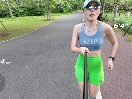 跑步指甲黑了怎么办?
昨天刚完成一组长距离训练,今天脚就出现了两个应激反应——
一个是脚趾甲发黑,另一个是起泡。
先说说趾甲发黑。
这在长距离跑步里,其实挺常见的。
我自己每年大概都会碰上一两次。
原因是:跑步时间一长,脚在鞋里会前后滑动、被挤压,反复撞到鞋头,
时间久了,就会造成甲下淤血,也就是脚趾甲底下出血。
看着挺吓人,其实不太疼,但这块指甲基本算是“报废”了,接下来几周会慢慢变黑、脱落,
一般两个月左右,新的指甲就会从里面长出来。
怎么预防?
最基础的一点就是:长距离前记得剪趾甲。
我这次也剪了,但我有个结构性问题——我第二脚趾比大脚趾还长,
所以再怎么剪,只要跑得够久,还是会被顶到,还是会淤血。
再说第二个反应:起泡。
起泡的原理很简单:皮肤长时间摩擦。
正常来说,鞋合脚、袜子合适,是不容易起泡的。
但这次我跑完的时候,鞋子和袜子全都湿透了,摩擦力变大,泡就出来了。
这跟鞋没关系,而是因为整场湿透。
我仔细观察了一下,汗不是主要从脚底出来的,
而是从大腿往下流,流到小腿,最后进了鞋里。
所以,这里给你两个建议:
✅ 第一,穿长一点的袜子,可以延缓汗水渗进去的速度;
✅ 第二,带一双备用袜子,中途换一下。
我自己下次就打算这么干,看看效果怎么样。#甲下淤血#指甲发黑