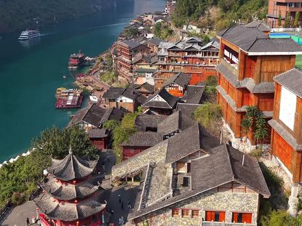 乌江画廊之畔,因滩而起,因盐而兴,距今已有1800余年历史,中国十大历史文化名镇龚滩古镇,沿江而建的吊脚楼群被誉为“绝壁上的音符”。#古镇 #旅行推荐官 #乌江画廊 #航拍中国