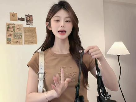 ecoday慵懒风本命编织包终于来啦✨
这款休闲大容量编织包真的巨百搭
温柔又松弛的氛围感,日常穿搭直接拿捏
重点肩带可以自由调节长短
单肩、斜挎、腋下随便换,高矮都好背
还自带可爱星星小挂件,细节感直接拉满
内里超能装 平板电脑 雨伞、水杯、化妆品、手机全都塞得下、通勤、逛街、出游背都合适、质感在线不贵、温柔休闲风姐妹,闭眼冲这款就对了#编织包 #慵懒风包包 #ecoday #可调节肩带包包#在抖音入手的好东西