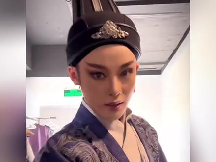 第12集 你老公陈丽君,比男生会撩,比女人更懂女人,一朝爆火,背后却有18年心酸泪。2023年几乎一夜之间,很多人刷到了越剧尹派小生陈丽君,她饰演的越剧《新龙门客栈》里的贾廷,成为万千少女少妇大妈追捧的对象,虽然是一个女生,却演出了比男性还能撩的特质,很多人放弃了内娱,改追传统文化。而这个被少女们称为老公的越剧女演员陈丽君,是如何成就的?背后有什么故事?本视频将解读她成长的两个关键节点。#你老公陈丽君 #传统文化 #陈丽君新龙门客栈 #人物故事 #纪录片
