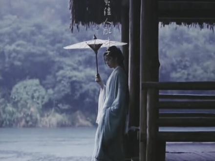 探窗.戏腔|她唱着他乡遇故知,一步一句是相思,台下人金榜正题名,不曾认台上旧相识…#探窗 #国风古韵 #戏腔 #意境#忆江南
《探窗》背后的故事
那年晚冬,他金榜题名是新晋的状元,与富家小姐新婚燕尔,所有人都艳羡.祝福着这对新婚夫妇。婚礼当天请了个戏子来助兴,那戏子生的可真美艳,戏唱的也好,舞姿婀娜婉转,美眸星河千转,红唇轻启就勾动着除了新郎外在场每一个男士的心魂。也不知道新郎是否是太爱新婚的妻子,竟没敢朝那美艳的戏子看一眼。
那年晚冬,作为戏院头牌的她随着班主来到京城为新晋状元的婚礼表演,不曾想那状元竟是他的故知,不曾想从小与她为伴,许诺了她千次万次,答应金榜题名后必回来娶他的就是这新晋的状元,就是这风华正茂的新郎。她便这样唱着,唱着他乡遇故知的喜,唱着洞房花烛夜的悲。
那年晚冬,京城参加新晋状元婚礼的权贵们听了场奇怪的戏,戏的前半段无比喜乐,后半段却逐渐凄凉,到最后戏越来越大声却叫人觉着一片死寂。于是那戏子戏还没唱完,便叫人给轰出去了。
冬去春来,羽翼丰满的黄鹂,沾着褪去旧冰的湖水,飞上长着新芽的柳枝。听说戏院死了个戏子,京城疯了个状元。