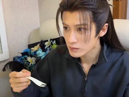 多宝:平常都是你们吃我 终于轮到我吃你们了 #檀健次#檀健次沉浸式吃小炭火#檀健次给小炭火过生日#檀健次直播笑不活了 小炭火也是上桌了..哈哈哈 #THooHoo