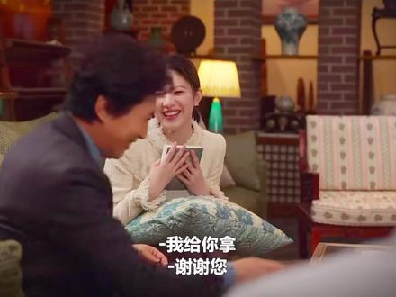 真的没人觉得这个老师特别搞笑嘛 特别是听到女主不知道男主关注她ins的时候 调侃男主 那个表情笑鼠了#爱情怎么翻译 #金宣虎 #高允真 #韩剧