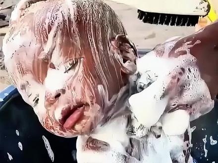 非洲老妈,硬核洗娃! 非洲老妈,硬核洗娃!#人类幼崽 #萌娃搞笑日常 #搞笑配音