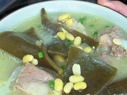每年的春季我就会隔三差五煲这个海带头排骨汤给孩子们喝,清甜鲜糯,汤鲜味美,好喝又营养~#海带头 #海带头排骨汤 #煲汤