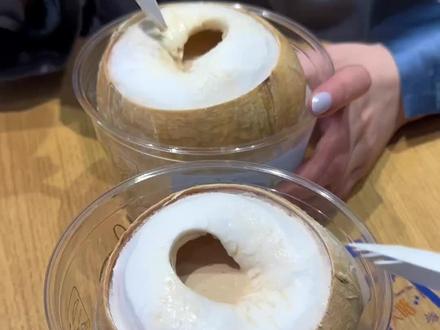 Ö椰🥥!!吃到了瑞幸新品 一整个椰子蛋!!
#瑞幸椰子蛋 #陶喆 #有没有见过这种吃法 #味道好极了你们想吃吗