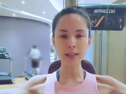 侄子侄女们,别再为难维刚@体德校长李维刚 啦!都练起来,我在健身房等你们来切磋~#李若彤李维刚反手公主抱#李若彤健身#反手公主抱