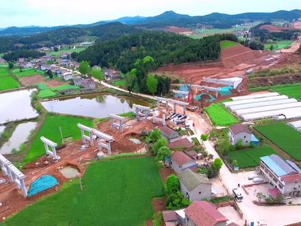 广绵高速(京昆高速复线工程)梓潼县长卿镇天星村路段最新建设情况#广绵高速扩容 #梓潼 #高速公路建设 #项目建设 #航拍摄影 #原创视频