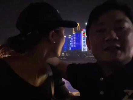 原来张雪与老婆是年少贫困夫妻,一起奋斗努力,不离不弃! #张雪 #张雪机车