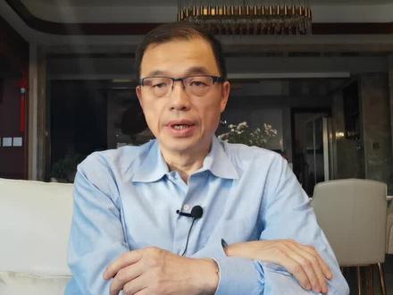 酒是天赐,但似乎说的是水果酒,如葡萄酒。糖可以直接被酵母转化成酒精。
谷物可以吗?
谷物中以淀粉为主,淀粉必须先糖化,然后才能发酵成酒精。糖化需要淀粉酶,谷芽和某些微生物可以分泌淀粉酶,所以糖化似乎也可以自然发生,无需人手。
但淀粉在自然状态下是坚硬的颗粒,根本无法被淀粉酶直接糖化。必须要经过糊化过程,也就是要把淀粉煮熟了,让颗粒膨胀崩解并软化,然后才能被糖化。
淀粉被熟化需要几个条件,一是有火;二是有容器;三是容器中有适量的水;四是谷物不能被烧糊;
在自然条件下这4个条件能恰好同时出现吗?我觉得能,大自然的鬼斧神工什么都能做到!
#酒知识 #酒文化 #以酒交友