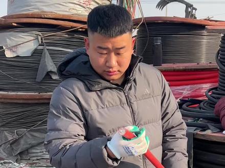 电缆平方越小是不是价值越低?像这种带铝管的5芯电缆标准怎么样?每米出铜出铝能达到足方标准?这是五芯六平方的电缆,一起看一下这个电缆的价值出铜在多少吧!#国家电网 #弱电施工 #光伏安装 #电线电缆 #风力发电 @DOU+小助手