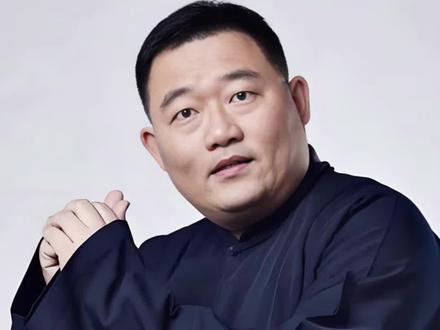 家人们!咱今天不绕弯子,直接说相声圈最扎心的实话!德云社郑好老师直播一句话,把郭德纲被黑的原因给点透了!
郑老师直接问大伙:“你们说,为啥郭德纲总招人恨?”
弹幕是不是全在刷“才华”?错!他直接给大伙点破了:“根本不是恨他的才华,就是眼红他赚太多了!”
你品品!郭老师说相声,一票难求;唱京剧,场场爆满;就连唱个古曲,票都得靠抢!国内演完去国外,照样满坑满谷,座无虚席。曲艺圈这块蛋糕,他一个人就吃了大半,换谁不眼馋?
郑老师自己都笑:“别说旁人了,我看着都眼红!” 这话多实在!羡慕嫉妒恨,这不是人之常情吗?
说白了,郭老师把相声从快死的边缘给拉回来了,让年轻人愿意买票进剧场,靠的是真本事。可本事越硬,挡别人路就越多。那些混日子的人,见不得他好,就只能躲在背后抹黑!
你说气人不气人?人家凭本事赚的钱,凭啥被人酸?