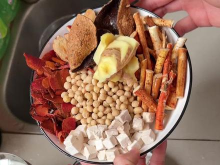 替你们试过了,真的管用,昨晚吃了,今早6点开始拉,拉四次了,莫氏鸡煲果然名不虚传,想祛湿的快去试试#莫氏鸡煲 #广东祛湿汤 #鸡煲火锅 #广东人