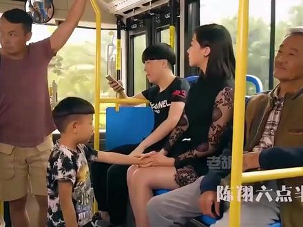 大妈公交车叫小伙让座,小伙理直气壮回怼,公交车爆笑场面