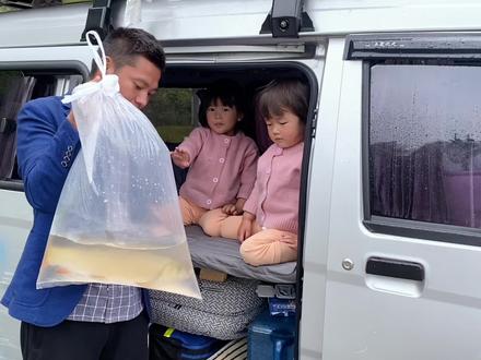 一家四口环游中国,买了一条雅鱼,从没吃过这么好的鱼,你吃过吗 #床车旅行 #床车自驾 #雅鱼 #雅鱼宝剑