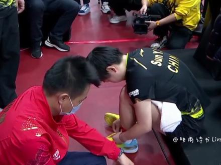 2023年国乒直通德班世乒赛选拔赛女单决赛中,孙颖莎的脚出现了不适,紧急叫了医疗暂停。那是你第一次叫医疗暂停,我们都很担心,随即袁医生出来为你现场处理紧急情况。那时我们并不知道你的脚到底有多严重,你在紧急处理之后又回到了比赛当中,坚持打完并获得了奖项。领奖的时候,明显能看出你的脚可能真的很痛。赛后,记者问你脚怎么样?你说脚没问题挺好的,后来我们才知道脚已经肿得只能穿拖鞋,走路踉踉跄跄的。亲爱的小太阳,你从来不抱怨不说苦不喊累,永远是一个温暖的小太阳,永远明媚,永远阳光。我希望你健康涨球,一切顺利!明亮的心终将指引着你#孙颖莎 #竞技体育 @抖音小助手 @抖音创作灵感 @生活服务热点中心 @抖音创作小助手