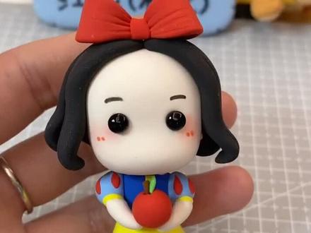 这个白雪公主看起来很好捏的样子,有木有心动呀?❤️❤️❤️#拉近世界一瞬倾心 #粘土教程 @抖音小助手