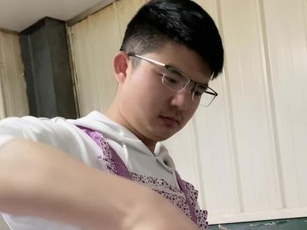 今天老板发工资都转到我帐户啦❤️下了班就来我家帮我妈妈做饭😀#情侣日常