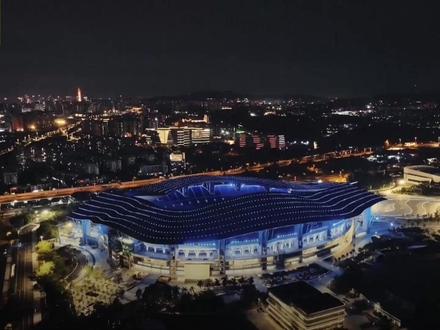 台湾同胞喜迎第15届全运会:开幕式同心之美震撼人心 第十五届全国运动会于11月9日晚在广州开幕,由粤港澳三地携手共办的本届盛会,以融合中华文脉与湾区特色的震撼开幕式,打动了现场观礼的台湾青年。台商代表林迈在接受 CGTN新媒体记者米苏彤采访时表示,开幕式上演员围成的同心圆,是两岸团结共融的生动象征。粤港澳大湾区为两岸青年提供了广阔发展平台,期待以体育为纽带促进两岸青年交流融合。就读于暨南大学的台湾学生纪佳苇则表示,广东已成为自己的 “第二故乡”,未来将继续在此深耕逐梦。#第十五届全运会 #全民迎全运相约粤港澳 #活力大湾区