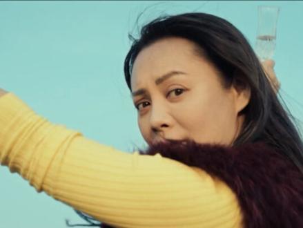 女性犯罪片《蜂蜜的针》3月28日上映,袁泉毁容式演绎致命女人 作为国产银幕稀缺的女性犯罪爽片,影片以女性视角切入犯罪叙事,讲述性格孤僻的农科院研究员支宁(袁泉饰),在文学讲座上对作家寇逸(耿乐饰)一见钟情,陷入偏执爱恋后步步失控,一场浪漫旅行最终沦为亡命之旅,蹊跷命案接连发生,人性边界被彻底打破的故事,以强情节、高冲突、重口味的叙事风格,为观众打造极具猎奇爽感的类型片观影体验。袁泉本次突破性饰演女主角支宁,彻底颠覆过往温婉知性的经典银幕形象,以“毁容式演技”完成角色从隐忍克制到癫狂狠戾的极致蜕变,将人物在执念中的挣扎、疯魔与决绝刻画得入木三分,把为爱跨越底线的极端人性展现得淋漓尽致,尽显教科书级的角色塑造功力,同时也成为影片最具核心竞争力的看点。
#预告片 #电影推荐