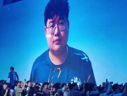 【TE战队无畏契约分部人员变动公告】 在充分尊重选手个人意愿的情况下,经过双方友好沟通与协商后,MarT1n选手即日起正式离队。
MarT1n自加入TE以来,始终以沉稳坚韧的比赛风格成为队伍体系中至关重要的一环。赛场之上,他是团队中值得信赖的后盾;赛场之下,他是安静且坚定的训练者。将热爱沉淀为技术,将决心转化为默契,在比赛中无数次地为团队创造优势与可能。
共赴征途,终有一别。TE与MarT1n共同走过的这段旅程,将永远留存于我们的记忆之中。感谢他这些日子以来的全心付出,他所留下的那些关键时刻与坚定身影,已成为TE成长历程中珍贵的一页。
离别不是终点,我们坚信,MarT1n选手无论去往何方,都将继续闪耀于他所热爱的赛场。在此,TE全体成员衷心祝愿MarT1n选手未来一路坦途,前程光明。我们赛场再相逢!#无畏契约 #te溯无畏契约