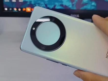 #荣耀X40,都说骁龙695是x40唯一的不足,今天就实际打一把王者荣耀,看看到底是不是这么回事。游戏一共打了13分钟左右,帧率一直是60-59,特别稳,温度27度左右,分辨率帧率等设置都是最高了,测评下来的结果就是,千元神机荣耀x40不仅颜值站稳了,游戏性能也很强啊。#magicbookv14 #荣耀 #荣耀x40 #有熊心选