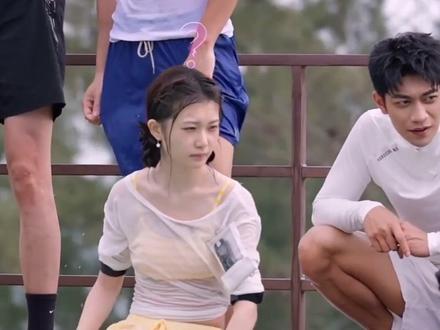 吴怡涵和黄嘉玮,一边看妍妍,一边吃瓜 #朱慧妍 #黄嘉玮 #恋综