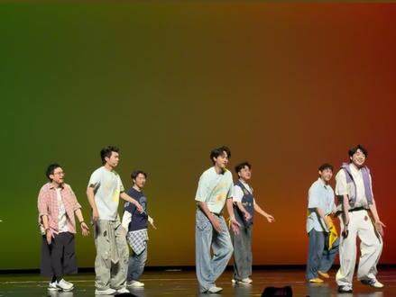 票价不输演唱会?《喜人奇妙夜》到底在火什么? 5月1日,《喜人奇妙夜》全国巡演上海站一票难求。线上都看过了,大家为何还愿意抢票看线下?因为剧场能提供难以替代的“情绪体验”,以及无法替代的“快乐同频” 。每一阵笑浪和现挂都是限定盲盒,大家买的其实是一张2小时的快乐体验卡,用来卸下生活的紧绷感。他们捕捉日常的痛点,把生活里的“小毛边”重塑成段子。在台上替人们发疯吐槽,甚至在荒诞中给无解的遗憾一个理想结局。
#喜人奇妙夜 #喜人奇妙夜巡演 #喜人 #商业洞察 #喜剧