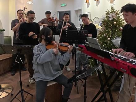 新年快乐!愿音乐陪伴你们度过美好的一年 本期特别感谢
小提琴@媛Yuan_
场地提供@WM cafe官方号
#音乐一响年味拉满 #抖音新春特别会 #抖音音乐新风向 #客里仙多 #春节序曲