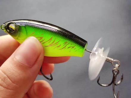 螺旋桨雷蛙结合了拖拉机和雷蛙的优点,针对不开口的黑鱼有奇效,它设计了螺旋桨蛙腿,还升级了单钩设计,三钩的设计让黑鱼无处可逃。#抖音中秋好礼季 #2023dou来钓鱼 #雷强打黑 #美拉德风 #螺旋桨雷蛙