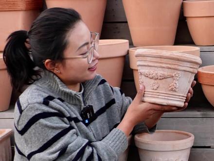 扫荡仓库帝哥盆 把花架上全摆上帝哥盆~
想看我种什么花,评论区告诉我!
#园艺 #帝哥盆 #花架 #花园设计 #有爱的角落