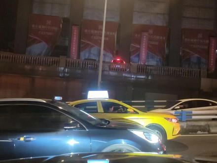 外省司机不知天地厚胆肥,竟敢在重庆洪崖洞老城区开车#城市街拍 #自驾游风景 #重庆堵车就正常了 #洪崖洞夜景