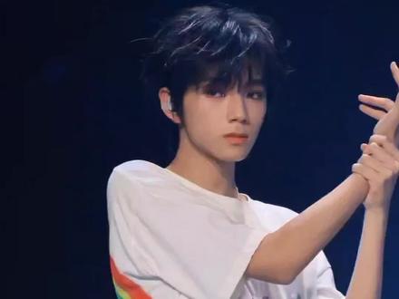 如果云朵塑的意思是托举彩虹…那你赌上所有做到了。#橹穆 让我们艾特震撼首发!@恩将橹抱🩵🩷٩(˃̶͈̀௰˂̶͈́)و #王橹杰彩虹衣服 #穆祉丞彩虹衣服 #王橹杰重庆公演